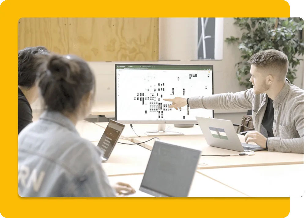 Une équipe travaillant ensemble au développement d'une application à un bureau